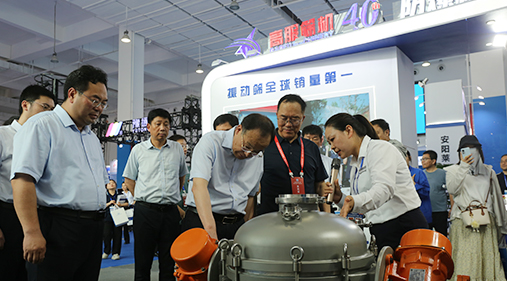 中原農(nóng)谷第二屆振動機械產(chǎn)業(yè)博覽會盛大開幕，新鄉(xiāng)市長魏建平親臨高服展區(qū)指導工作
