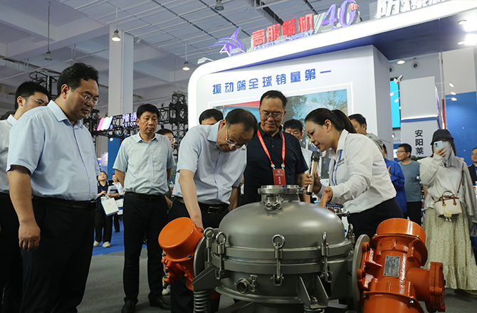 中原農(nóng)谷第二屆振動機(jī)械產(chǎn)業(yè)博覽會盛大開幕，新鄉(xiāng)市長魏建平親臨高服展區(qū)指導(dǎo)工作